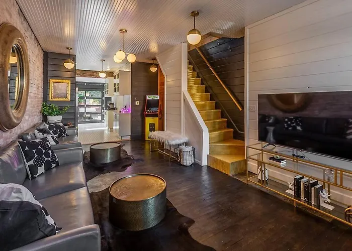 Holiday home Chic With King Bed And Fire Pit