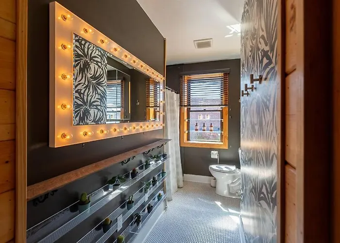 Chic With King Bed And Fire Pit Holiday home Pittsburgh