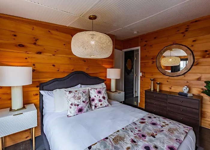 Holiday home Chic With King Bed And Fire Pit *