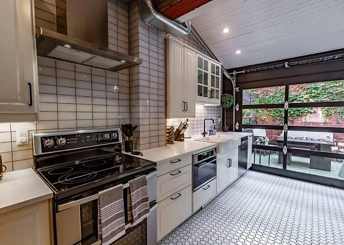 Chic With King Bed And Fire Pit Holiday home *