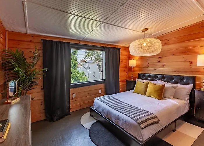 Chic With King Bed And Fire Pit Holiday home Pittsburgh