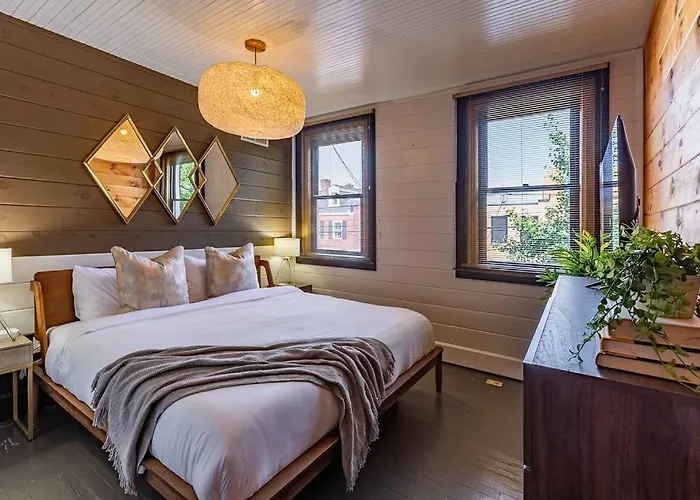 Chic With King Bed And Fire Pit Pittsburgh