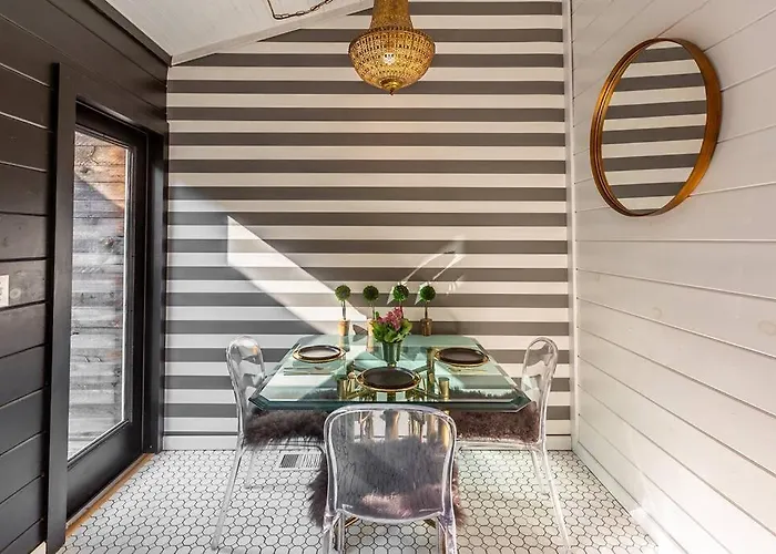 Chic With King Bed And Fire Pit Holiday home Pittsburgh