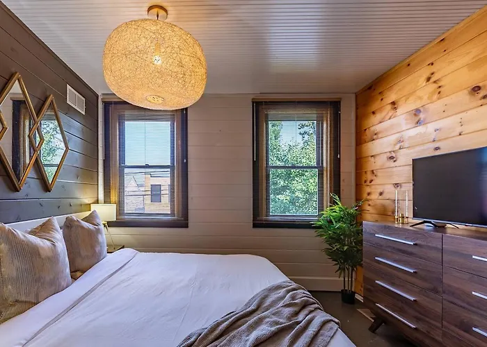 Chic With King Bed And Fire Pit * Pittsburgh
